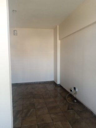 Arrenda-Se! Flat T1 No 3°andar; Bairro Central.