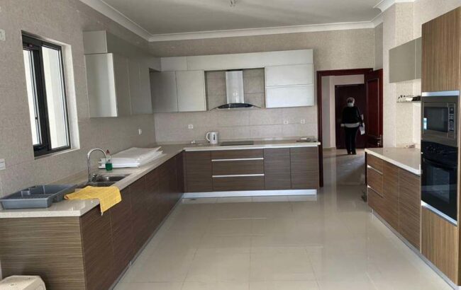 To let Apartment T3 for sale, unfurnished in the Condominium Karibu Residence.