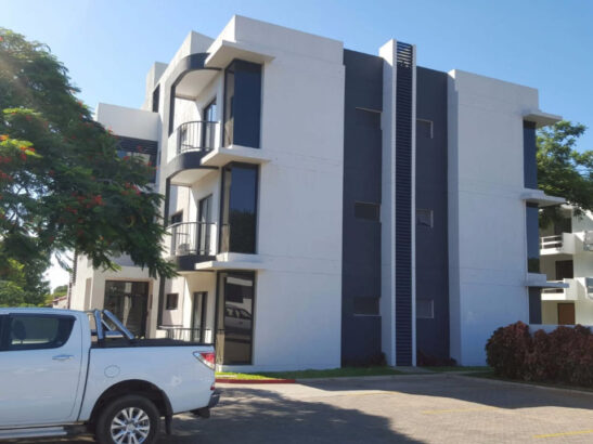 __Vende-se Luxuoso Apartamento na Cidade da Matola dentro de um condomínio com Piscina. Tipo 3 com suite, super moderno, cozinha americana, novo por estrear.custa