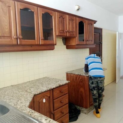 Arrenda-se apartamento T3, 3wc, Br. Central, 14° andar c/elevador.