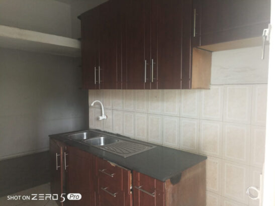 Vende-se Espaçoso Apartamento T2 R/C Com Quintal Privado no Bairro da Malhangalene