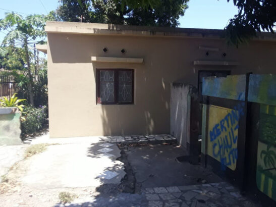 VENDE-SE ESTA CASA TIPO3 COM COBERTURA DE PLACA, PRONTO HABITAL E COM TUDO DENTRO EM MALHAZINE A 2 MIN DA TERMINAL  3 Quartos   Sala Ampla  WC GERAL   Cozinha Dentro ANEXOS Dep Tipo 1  Wc de Fora TERRENO: 25/25 M PREÇO: 1.800.000MZN