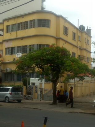 Arrenda se moradia ideal para escritórios , ONG ou escola no bairro da polana