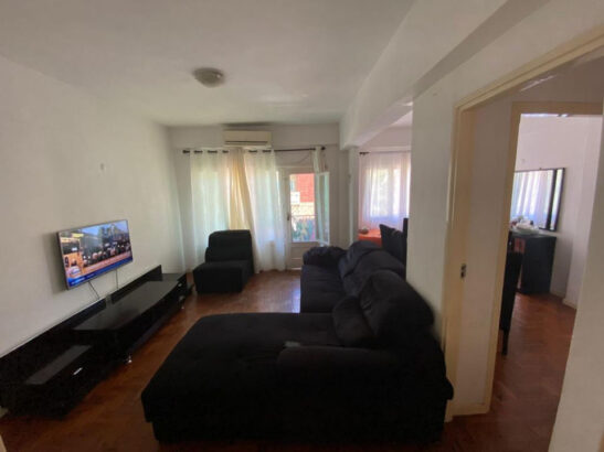 Vende-se Flat T2  1•andar no bairro Central.