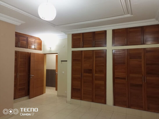 Vende-se geminada T3 no triunfo  1 suíte guarda fatos  2 quartos com guarda fatos 2 casas de banho  3 salas  1 cozinha equipada  4 vagas de viaturas  13 milhões negociável