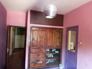 Vende se Apt T2 com móveis Bairro central.