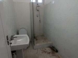 Arrenda-se Apartamento Tipo 3, 4°andar sem elevador, água 24h, termo-acumulador, cozinha com armários, *no Bairro do Alto-Maé, avenida Ho-Chi-Min esquina com Guerra Popular, perto do Mozambique Motors* a 30 Mil Meticais negociáveis até 28 Mil Meticais