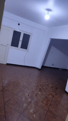 *vendo excelente flat tipo 3  super espaçosa no 2° andar no bairro do jardim*  *três (3) quartos com guarda fato e com varandas* *uma casa de banho)* *sala