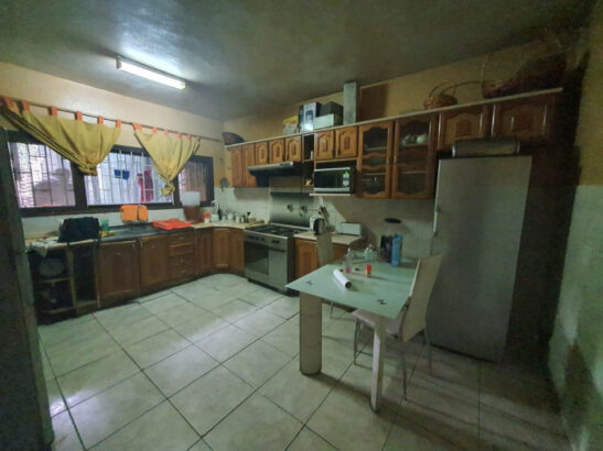 Vende se apartamento T2_no Bairro Central Rua Jose Negrao atras dos Bombeiros na Ronil 2 quartos com guarda roupas 1 com varanda  cozinha moderna super espaçosa  varanda de serviços  sala comum espaçosa climatizada 1 varanda principal no 1°andar