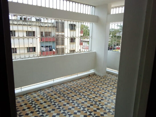 Vende-se lindo apartamento no 2⁰ andar, Tipo 3 com 2 wcs NB:São flats únicas o prédio tem 3 andares é um condomínio vedado num terreno de 1500m² parqueamento de sobra Malhagalene rua de Cabo Delgado.