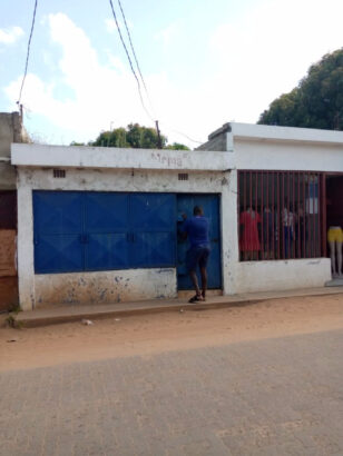 Vende se uma tipo 2 inacabada com 2 lojas  na parte frontal da estrada no albazine